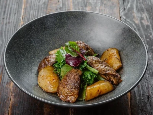 Салат с печенью и грушей