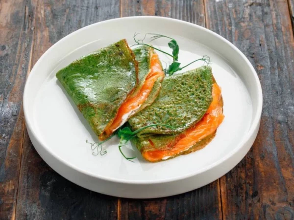 Шпинатный блин с семгой