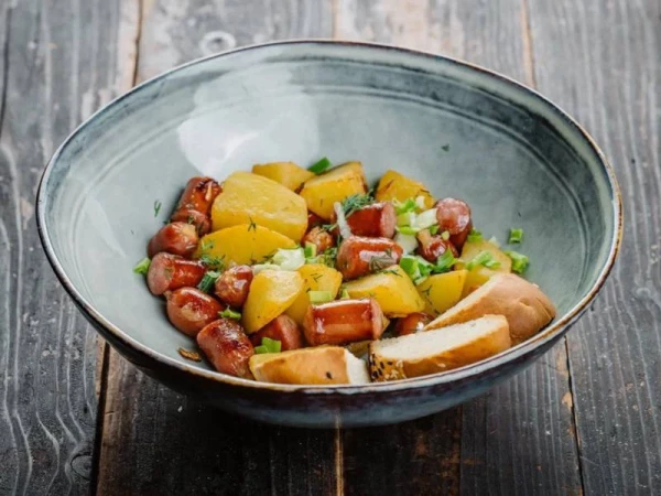 Картофель с обжаренными копчёными колбасками