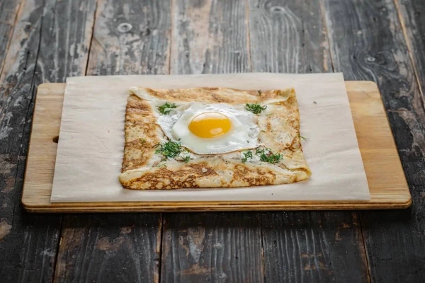 Большой блин с мясом и яичницей