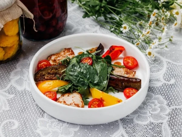 Салат с баклажанами и курицей