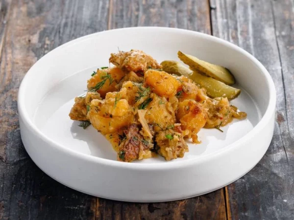 Картофель со свининой и маринованным огурцом