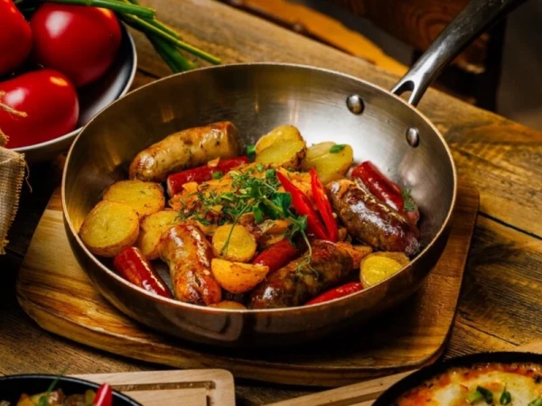 Сковорода с домашними и охотничьими колбасками