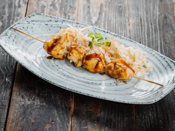 Мини-шашлычок из птицы под соусом барбекю и с Коул-слоу на гарнир