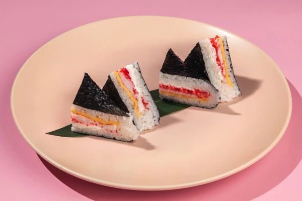 Онигири с креветкой в нори