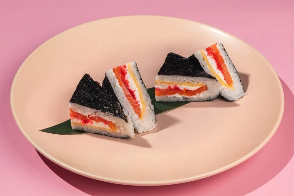 Онигири с форелью в нори