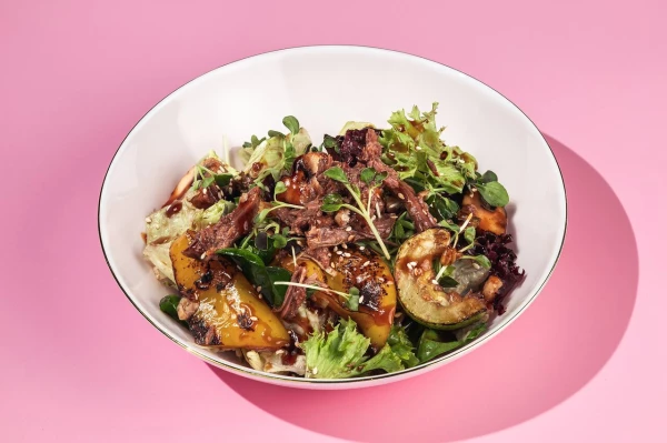 Салат с говядиной и овощами гриль