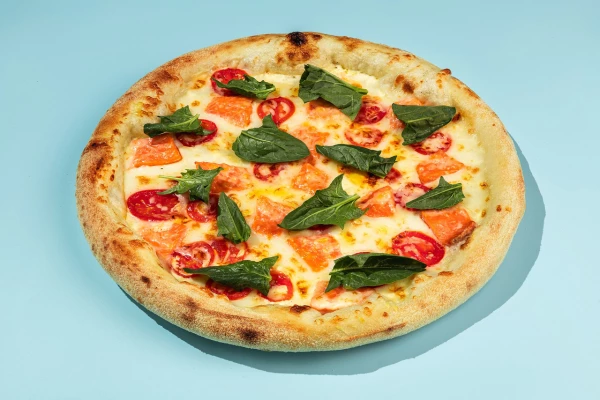 Пицца с форелью и шпинатом