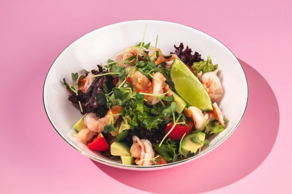 Салат с креветкой и шпинатом