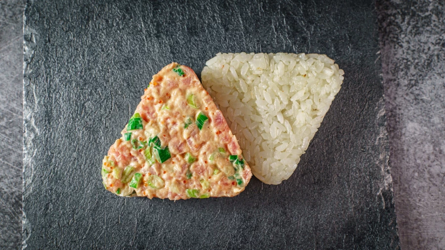 Онигири с тунцом и зеленым луком