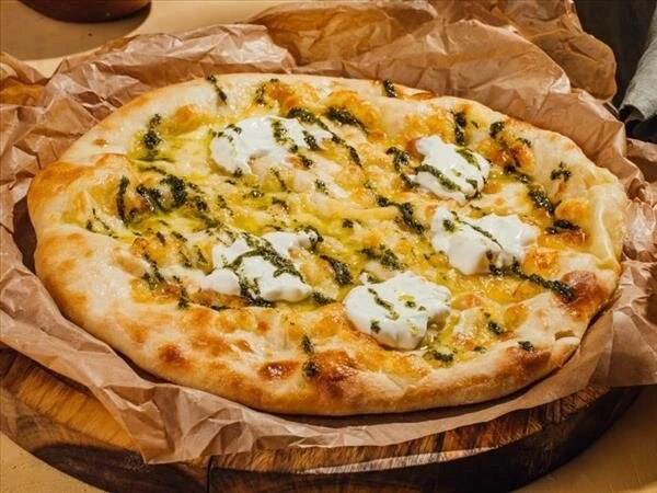 Хачапури с песто и страчателлой