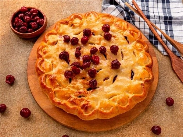 Сладкий пирог с творогом и вишней