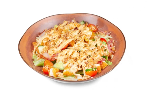 Тёплый салат с курицей и беконом