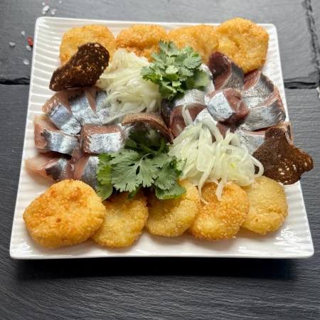 Селедочка с картофельными крокетами и маринованным лучком
