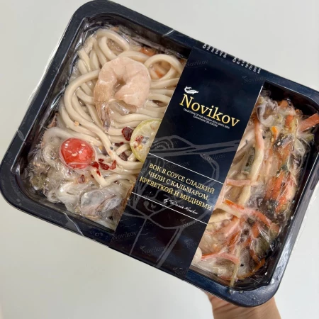 WOK в соусе сладкий чили с кальмаром, креветкой и мидиями