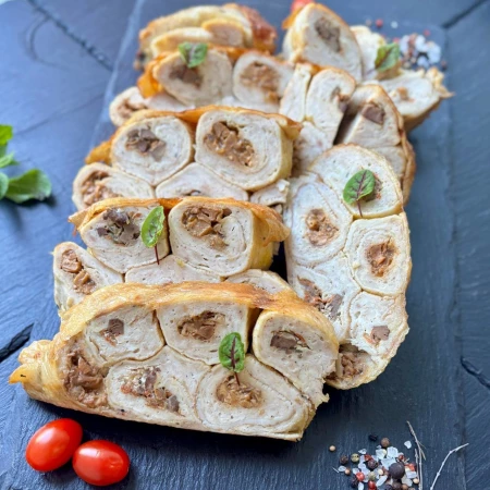 Кура, фаршированная блинчатыми рулетами
