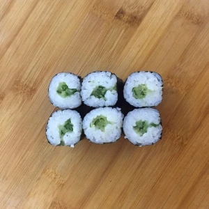 Классический ролл с огурцом