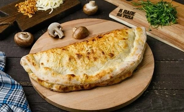 Кальцоне с жульеном из шампиньонов и цыпленка