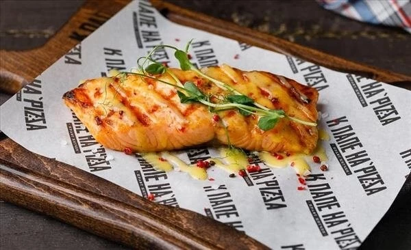 Стейк из филе лосося с соусом Голландез 180/40г