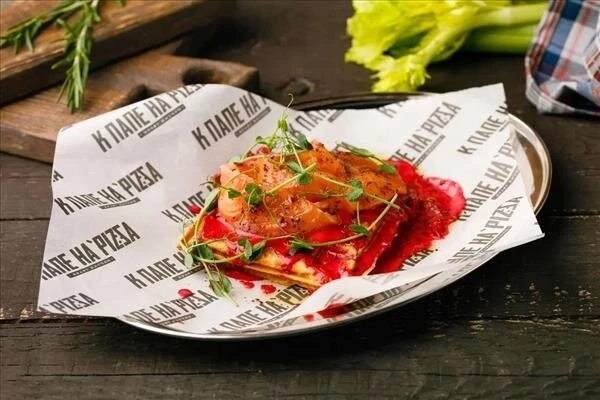 Сырная вафля с лососем,рукколой и розовыми сливками 250г