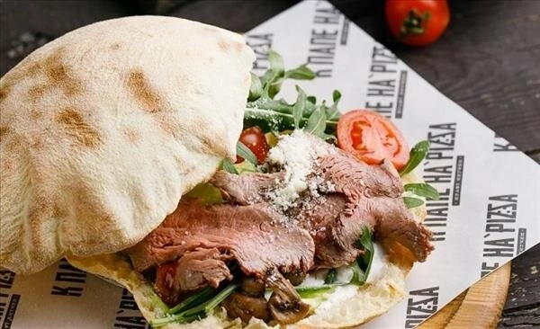 Салат с ростбифом и грибами с творожно-ореховой пастой 200г (пита)