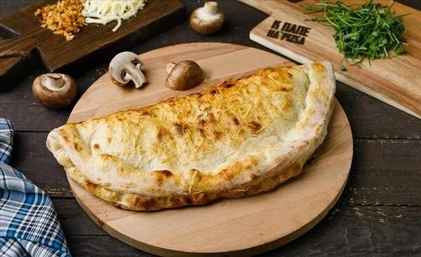 Пицца Кальцоне с жульеном из шампиньонов и цыпленка 580г