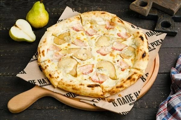 Пицца с пряной грушей и голубым сыром