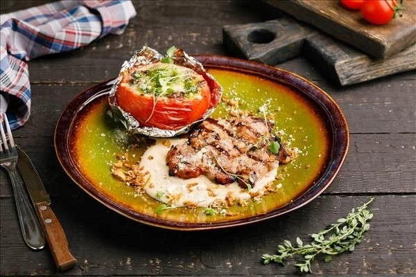 Порк стейкс запеченным томатом с грибным тар-таром