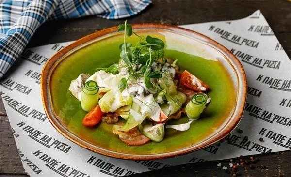 Салат с беконом и грушей