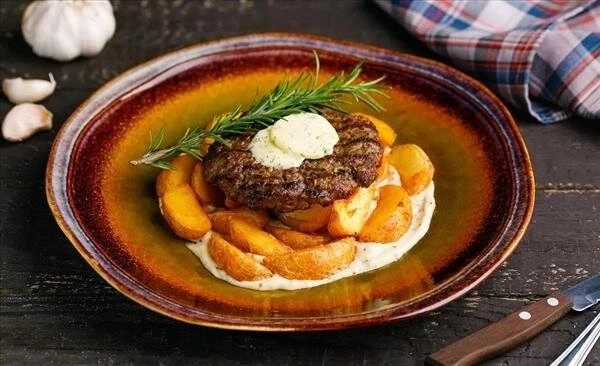 Бифштекс из телятины (гарнир дольки)