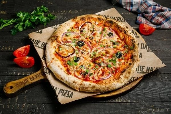 Пицца Неаполетана с тунцоми маслинами