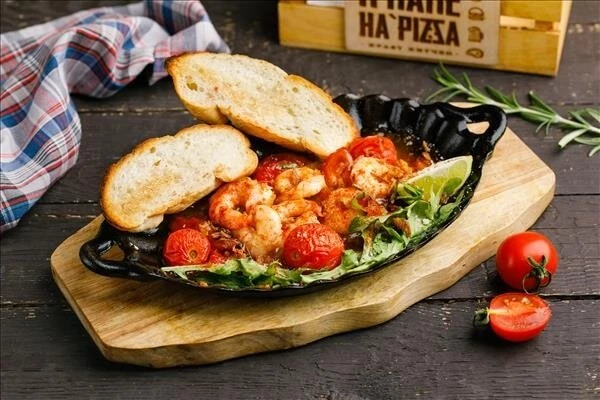 Сковородка креветок в Испанском стиле