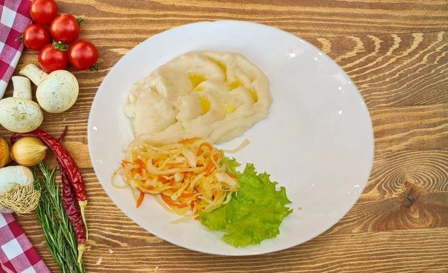 Картофельное пюре с салатом