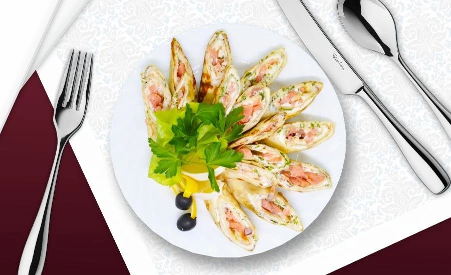 Рулетики с копченым лососем