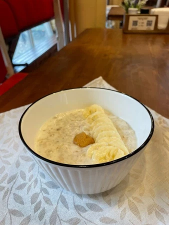 Каша геркулесовая с бананом и арахисовой пастой 