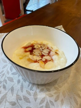 Каша рисовая с клубничным пюре и миндальными лепестками 