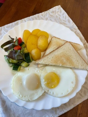 Глазунья с картофелем , свежие овощи и тост