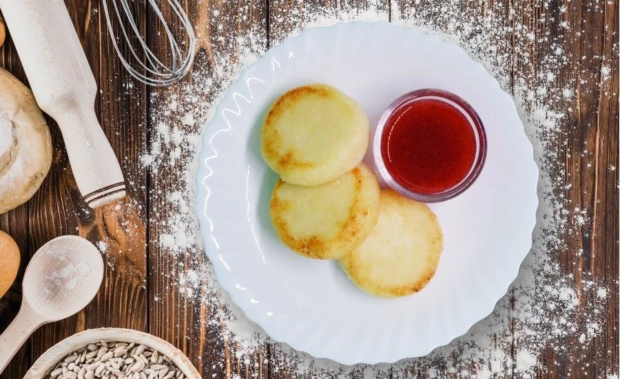 Сырники с клубникой протертой