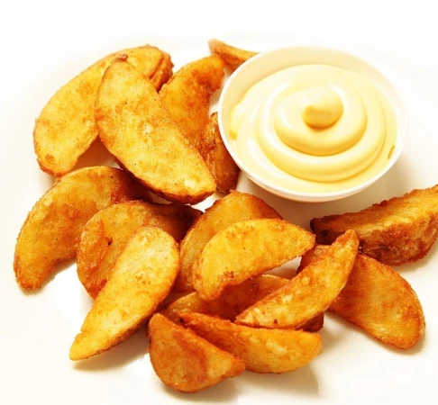 Картофельные дольки с сырным соусом