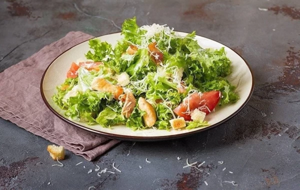 Салат Цезарь с копченым цыпленком