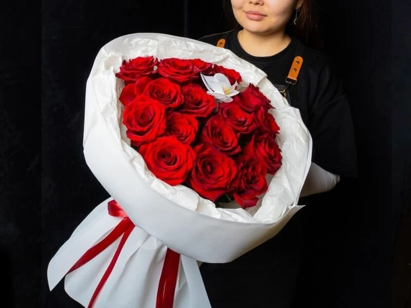 17 красных роз с орхидеей