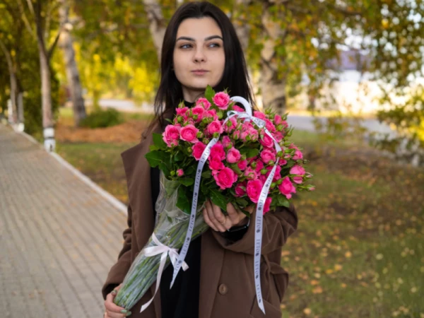 Кустовые розы в зонтике