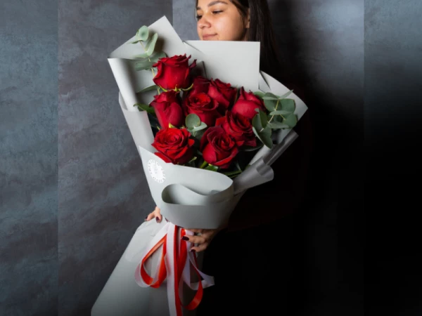 9 красных метровых роз