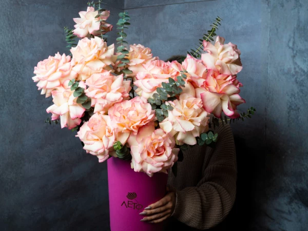 15 французких роз в боксе с эвкалиптом