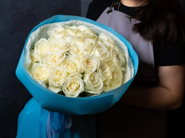 25 белых роз