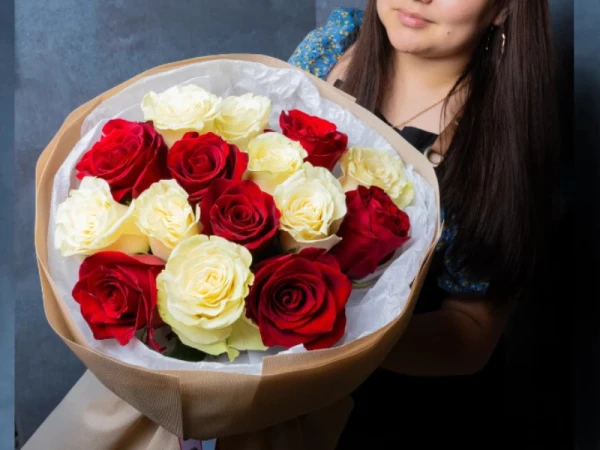 15 красных и белых роз