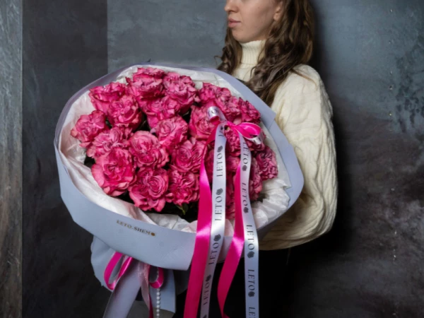 25 пионовидных роз сорта Country Blues