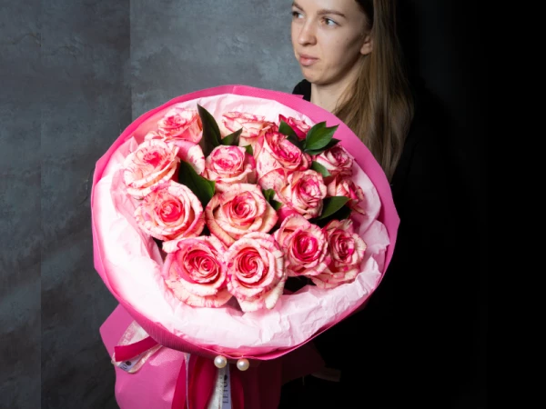 15 роз сорта Magic Times с добавлением рускуса