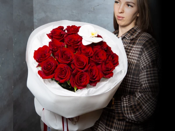 21 красная роза с орхидеей 