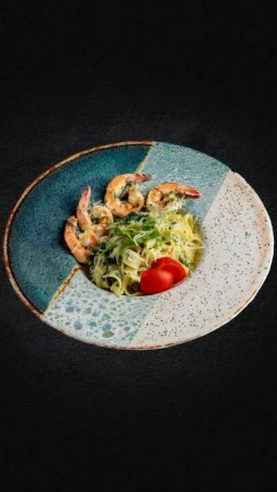 Паста с тигр креветкой и шпинатом